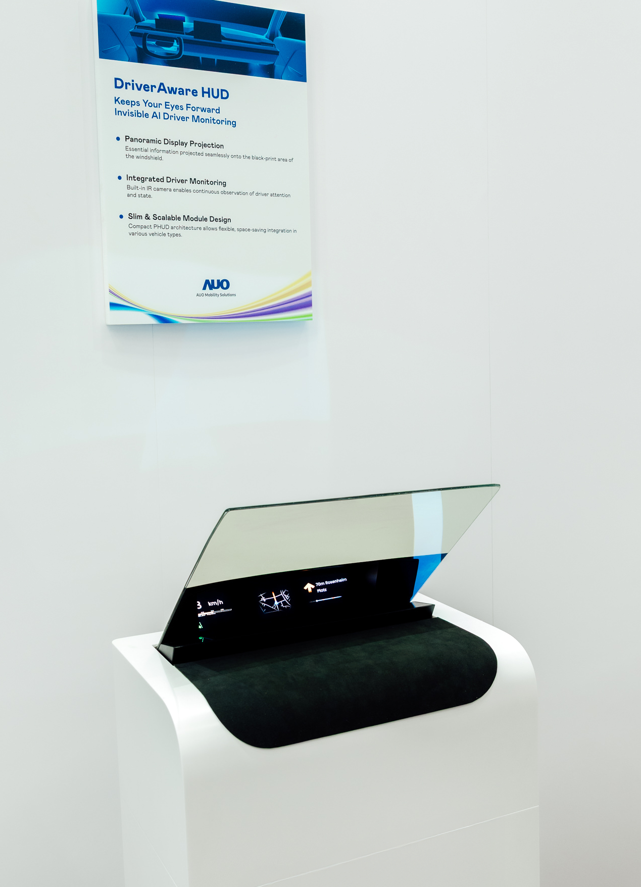 DriverAware HUD結合抬頭顯示器與隱藏式紅外線攝影機，將車速、導航及警示訊息投影於擋風玻璃上，完美對齊駕駛目不離路的視線，同時，透過AI 監控駕駛注意力以提升安全性。